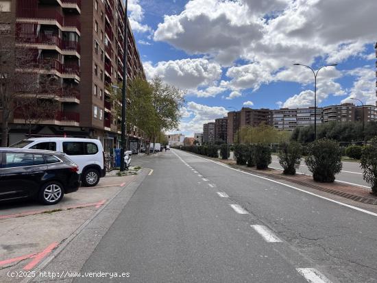 Oficina Cesáreo Alierta junto Cmno. Torres - ZARAGOZA