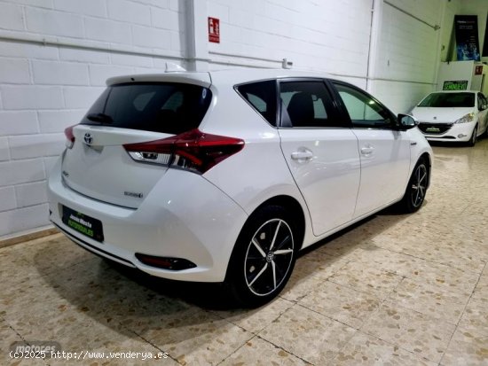 Toyota Auris Feel edicion de 2018 con 70.000 Km por 15.800 EUR. en Sevilla