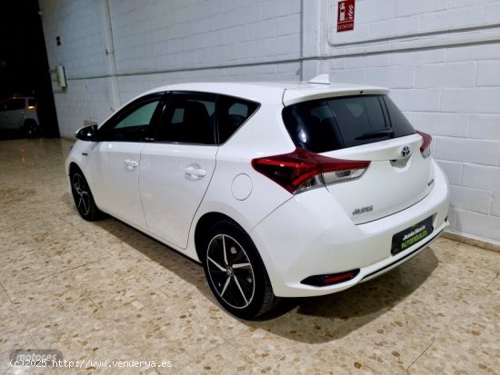 Toyota Auris Feel edicion de 2018 con 70.000 Km por 15.800 EUR. en Sevilla