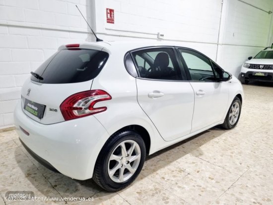 Peugeot 208 Style HYBRID 100 eDCS6 de 2016 con 85.000 Km por 7.800 EUR. en Sevilla