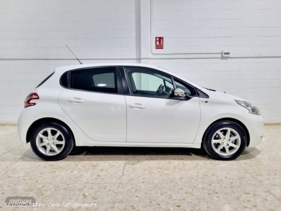 Peugeot 208 Style HYBRID 100 eDCS6 de 2016 con 85.000 Km por 7.800 EUR. en Sevilla