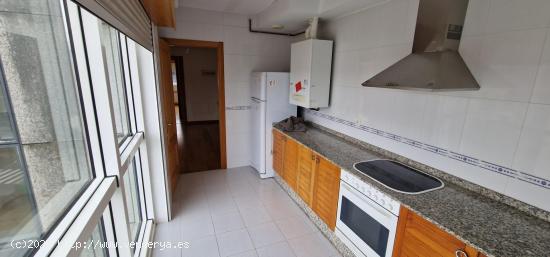 PISO EN ALQUILER EN LA ZONA DE SAN LAZARO DE 102 METROS CON 3 HABITACIONES Y 2 BAÑOS - A CORUÑA