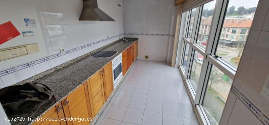 PISO EN ALQUILER EN LA ZONA DE SAN LAZARO DE 102 METROS CON 3 HABITACIONES Y 2 BAÑOS - A CORUÑA