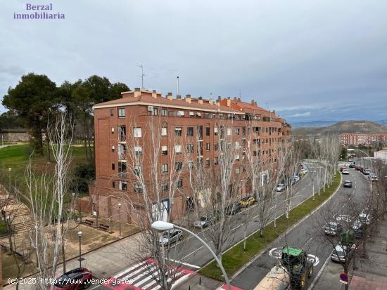 Piso de tres dormitorios, dos baños, salon, cocina. Garaje y trastero - LA RIOJA