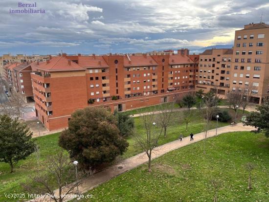 Piso de tres dormitorios, dos baños, salon, cocina. Garaje y trastero - LA RIOJA