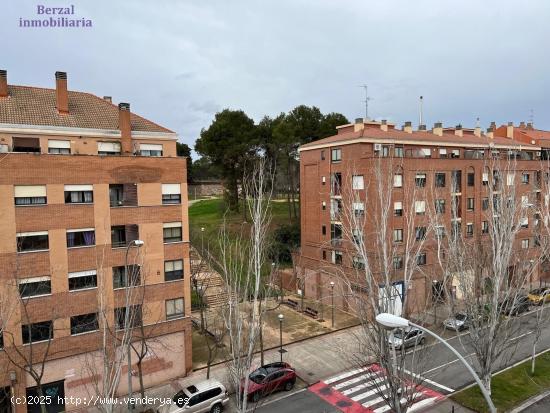 Piso de tres dormitorios, dos baños, salon, cocina. Garaje y trastero - LA RIOJA