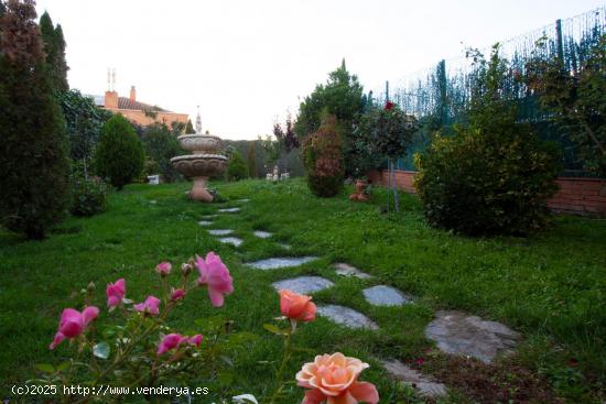 CHALET ADOSADO CON JARDÍN DE ENSUEÑO EN PEÑAGRANDE - MADRID