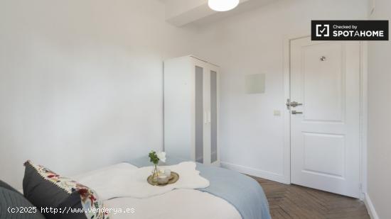 Encuentra una habitación con estantería en un apartamento de 15 habitaciones, Sol - MADRID