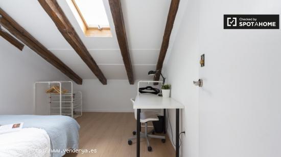 Encantadora habitación con escritorio en un apartamento de 15 habitaciones, Sol - MADRID