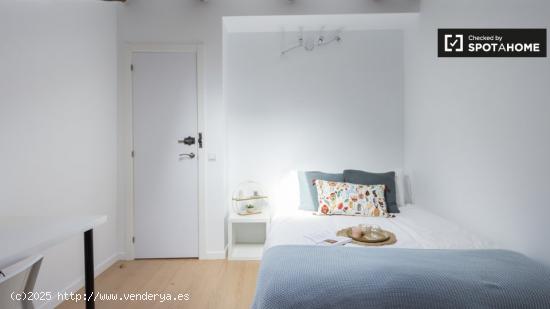 Encantadora habitación con escritorio en un apartamento de 15 habitaciones, Sol - MADRID