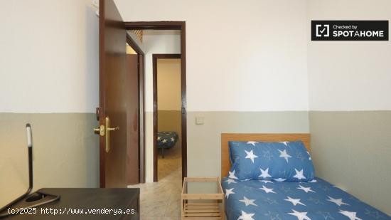 Acogedora habitación en apartamento de 4 dormitorios en el Raval. - BARCELONA