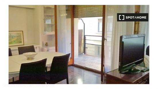 Amplio apartamento de 4 dormitorios con balcón en alquiler en Putxet - BARCELONA