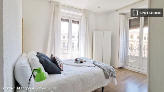 Bonita habitación en alquiler en un apartamento de 7 dormitorios en La Latina - MADRID