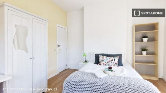 Bonita habitación en alquiler en un apartamento de 7 dormitorios en La Latina - MADRID