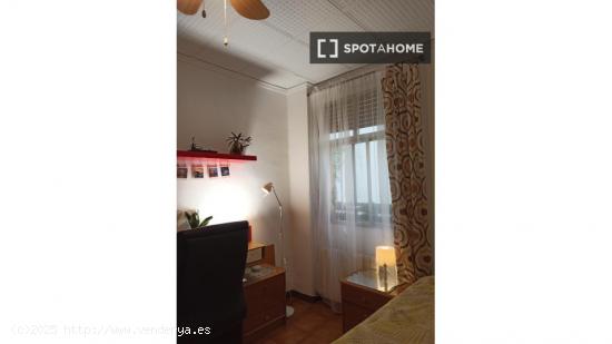 Se alquila habitación en apartamento de 5 dormitorios en Extramurs, Valencia. - VALENCIA