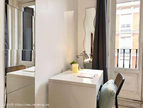  Habitación soleada con escritorio en piso compartido, Puerta del Sol - MADRID 