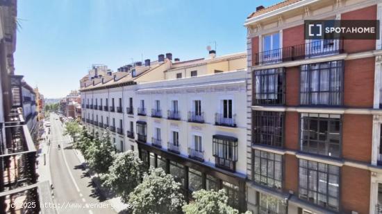 Habitación soleada con escritorio en piso compartido, Puerta del Sol - MADRID