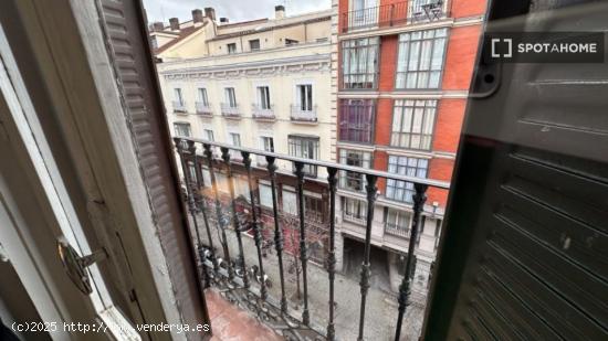 Habitación soleada con escritorio en piso compartido, Puerta del Sol - MADRID