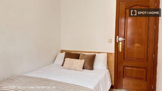 Habitación soleada con escritorio en piso compartido, Puerta del Sol - MADRID