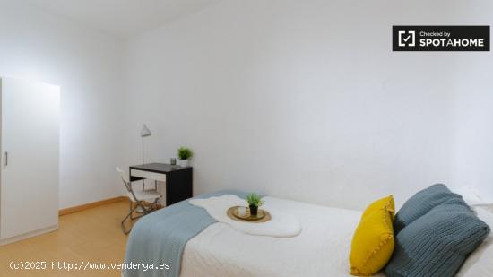 Habitación acogedora con escritorio en un apartamento de 8 habitaciones, La Latina - MADRID