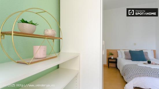 Habitación soleada con calefacción en un apartamento de 8 habitaciones, La Latina - MADRID