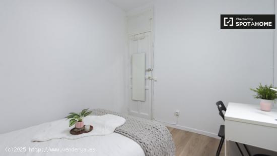 Habitación con escritorio en piso compartido en Puerta del Sol - MADRID