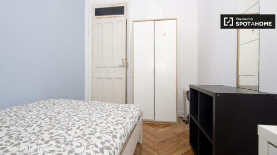 Alquilar una habitación con escritorio en un apartamento de 8 habitaciones, Sol - MADRID