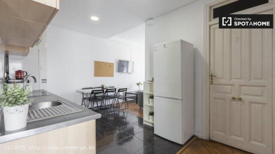 Alquilar una habitación con escritorio en un apartamento de 8 habitaciones, Sol - MADRID