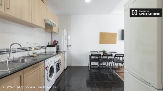 Alquilar una habitación con escritorio en un apartamento de 8 habitaciones, Sol - MADRID