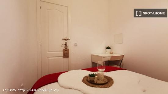 Habitación amueblada con calefacción en piso compartido, Puerta del Sol - MADRID