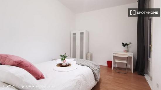 Acogedora habitación con balcón en el apartamento compartido, Puerta del Sol - MADRID