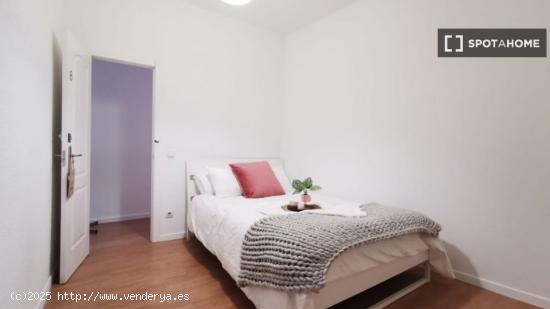 Acogedora habitación con balcón en el apartamento compartido, Puerta del Sol - MADRID