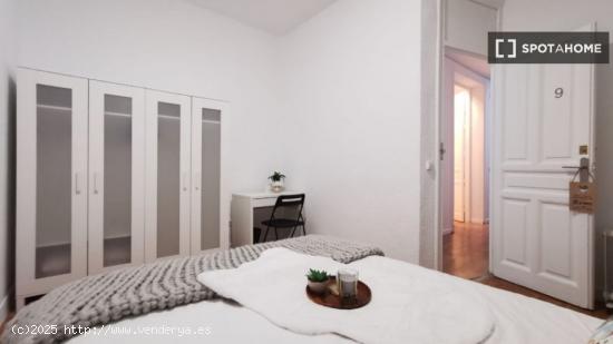 Amplia habitación con escritorio en el departamento compartido, Puerta del Sol - MADRID