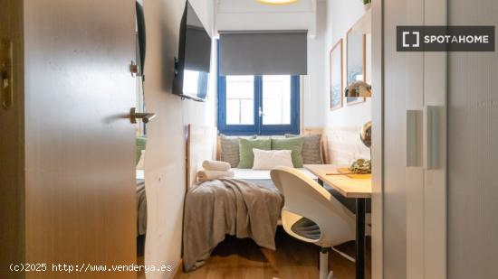 ¡Habitaciones en alquiler en un piso de 7 habitaciones en Madrid! - MADRID