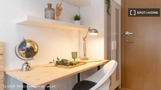 ¡Habitaciones en alquiler en un piso de 7 habitaciones en Madrid! - MADRID