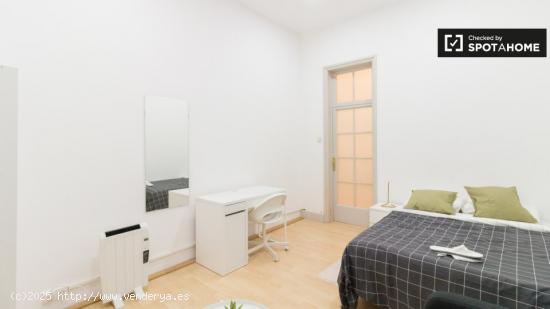 Se alquila habitación en piso de 8 habitaciones en Sant Gervasi - Galvany - BARCELONA