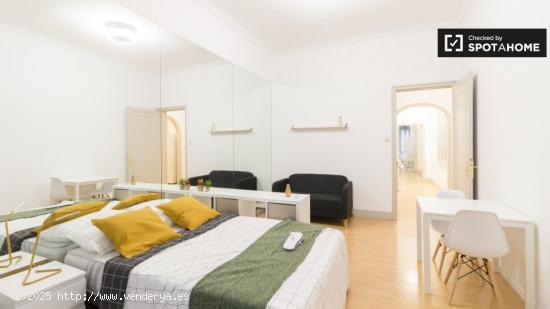 Se alquila habitación en piso de 8 habitaciones en Sant Gervasi - Galvany - BARCELONA