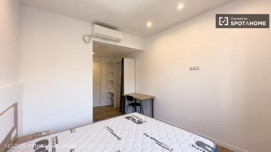 Se alquila habitación en piso de 7 habitaciones en Coliving en Eixample - BARCELONA