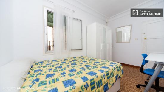 Gran habitación con llave independiente en apartamento de 5 dormitorios, Embajadores - MADRID