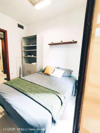  Se alquila habitación en piso compartido en Barcelona - BARCELONA 