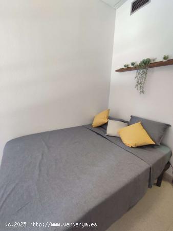  Se alquila habitación en piso compartido en Barcelona - BARCELONA 