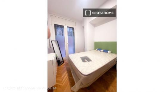 Se alquila habitación en piso compartido en Barcelona - BARCELONA