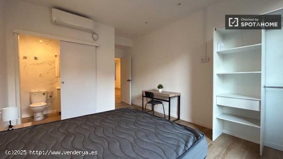 Amplia habitación en alquiler con baño privado en Ciutat Vella, Barcelona - BARCELONA