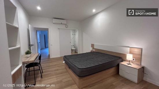 Amplia habitación en alquiler con baño privado en Ciutat Vella, Barcelona - BARCELONA