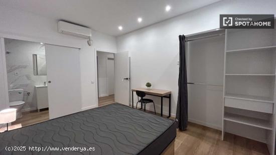 Amplia habitación en alquiler con baño privado en Ciutat Vella, Barcelona - BARCELONA