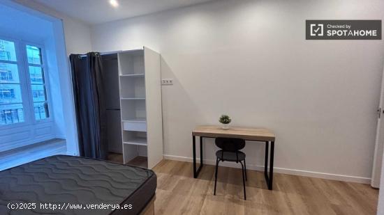 Amplia habitación en alquiler con baño privado en Ciutat Vella, Barcelona - BARCELONA