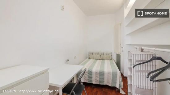 Se alquila habitación en piso compartido de 3 habitaciones en Barcelona - BARCELONA