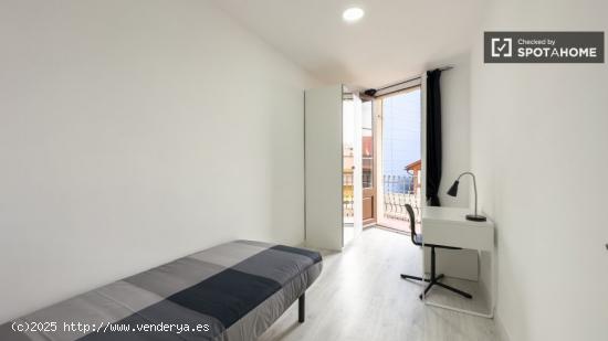 Se alquila habitación en apartamento de 3 dormitorios en Barcelona - BARCELONA