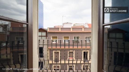 Se alquila habitación en apartamento de 3 dormitorios en Barcelona - BARCELONA