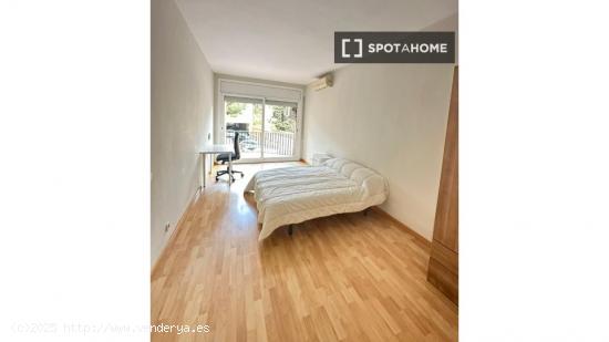 Se alquila habitación en piso compartido en Barcelona - BARCELONA